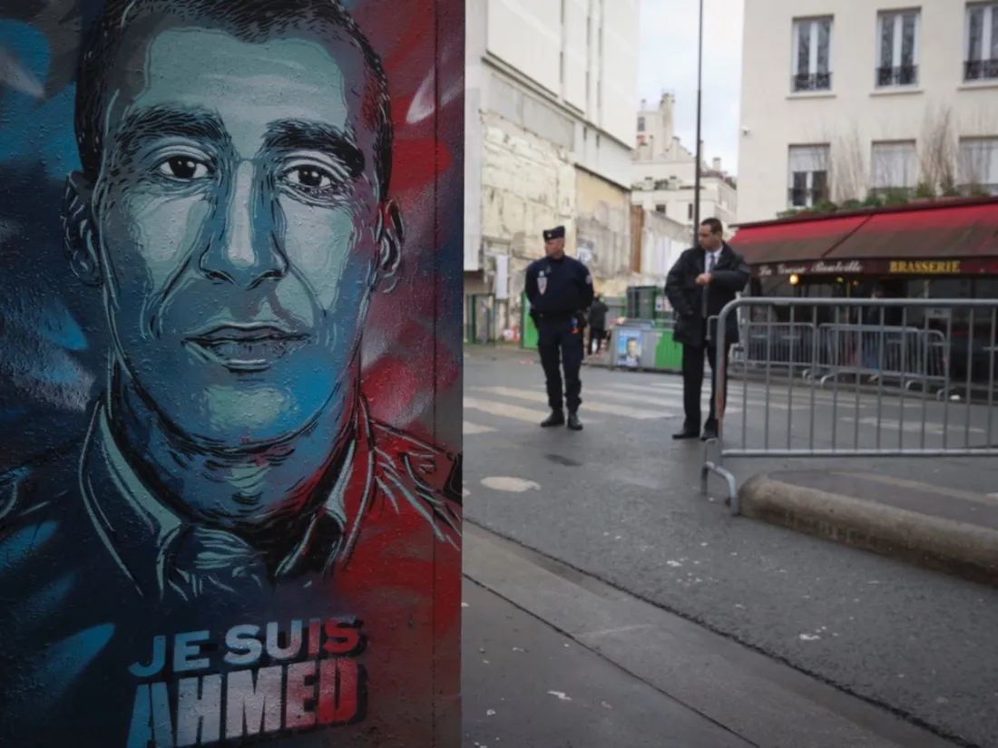 Portrait d’Ahmed Merabet dégradé : la préfecture de police de Paris porte plainte 